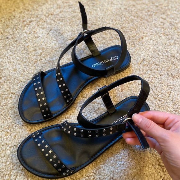 Cityclassified Women’s 8.5 Black Studded Sandal - Picture 6 of 8